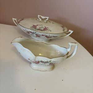 Mellor & Co Vintage Gravy Boat and Covered Dish Set